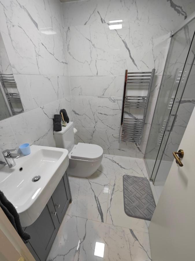 לונדון 2 Bedroom Flat In Wood Green Piccadilly Line מראה חיצוני תמונה